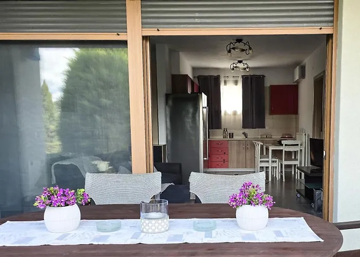 Garden Oasis Elegant Summer House Сasa de vacaciones *